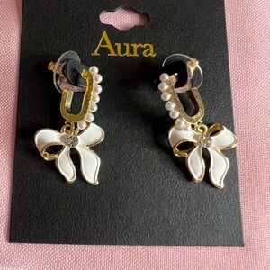 Aura Gold and White Pearl Bow Earrings ❤️